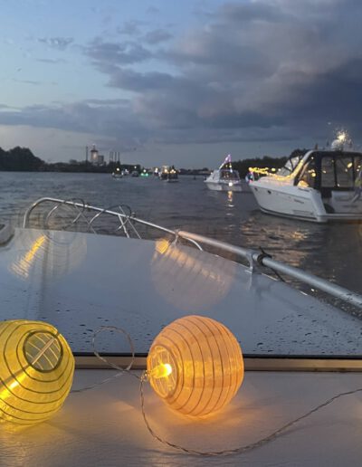 Boote nehmen an der Lampionfahrt teil.