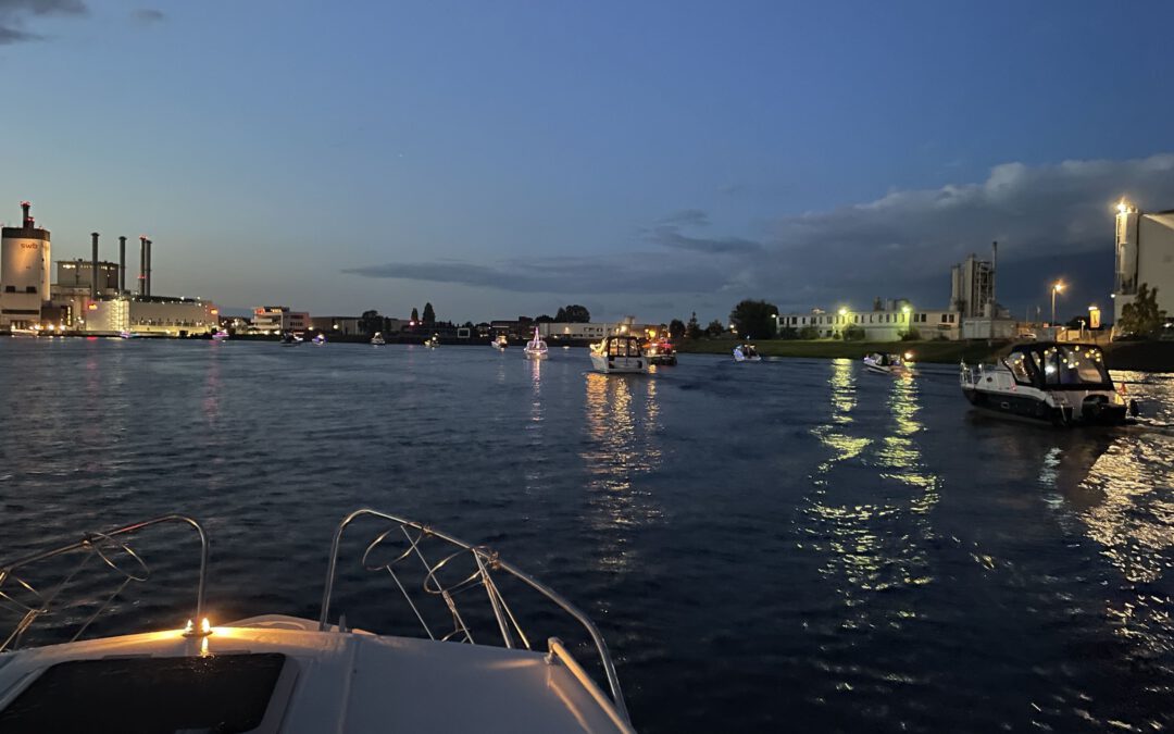Viele beleuchtete Boote vor dem Weserwehr.