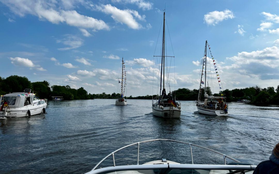 Viele Boote fahren auf Weser.